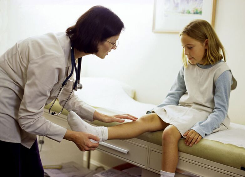 Ragazze con osteoartrite dell'articolazione del ginocchio su un ricevimento presso uno specialista