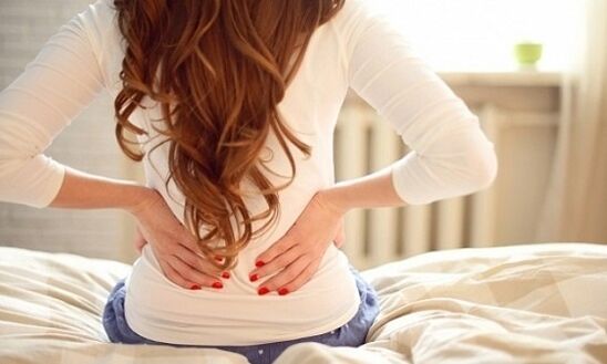 Dolore riferito nella parte bassa della schiena in una donna con patologia degli organi pelvici