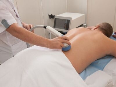 Effettuare la fisioterapia per l'osteocondrosi toracica allevia il dolore e l'infiammazione